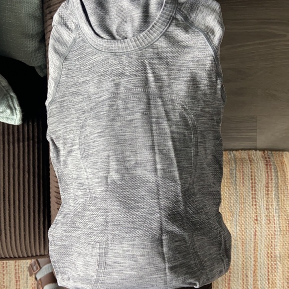 Lululemon Grey Top - Picture 4 of 4